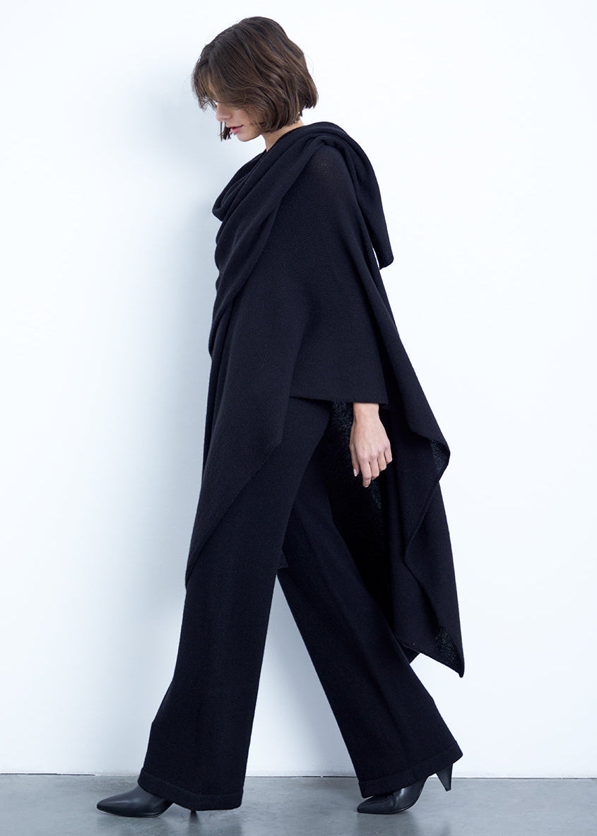 Kaschmir Cape in Schwarz von PETIT CALIN