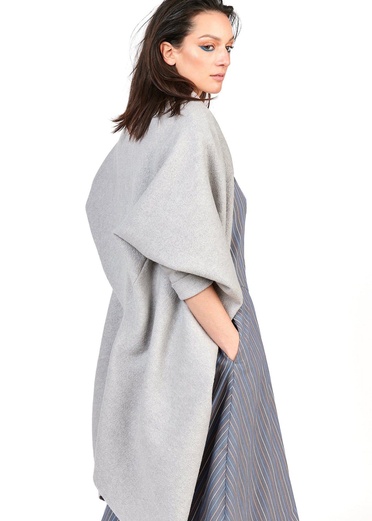 Wollcape AMBRA in Hellgrau von HE:IDI