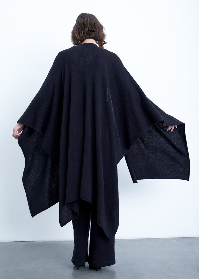 Kaschmir Cape in Schwarz von PETIT CALIN