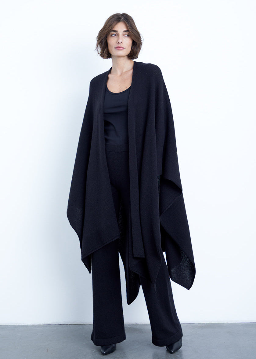 Kaschmir Cape in Schwarz von PETIT CALIN