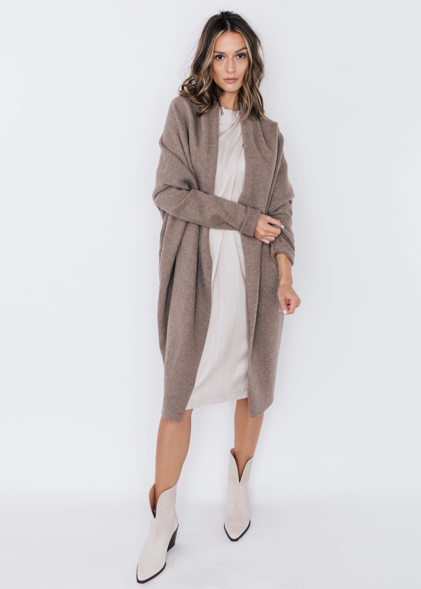 Wollcape AMBRA in Taupe von HE:IDI