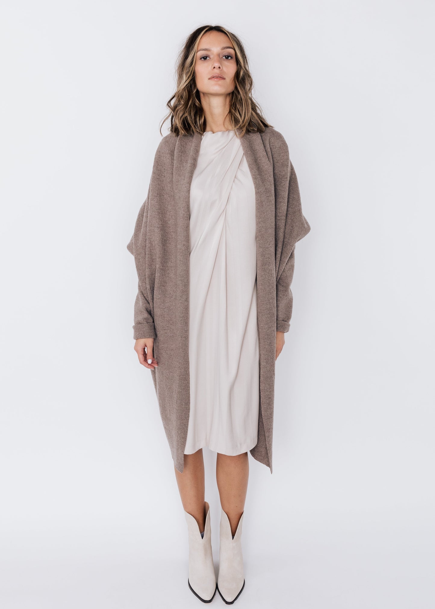 Wollcape AMBRA in Taupe von HE:IDI