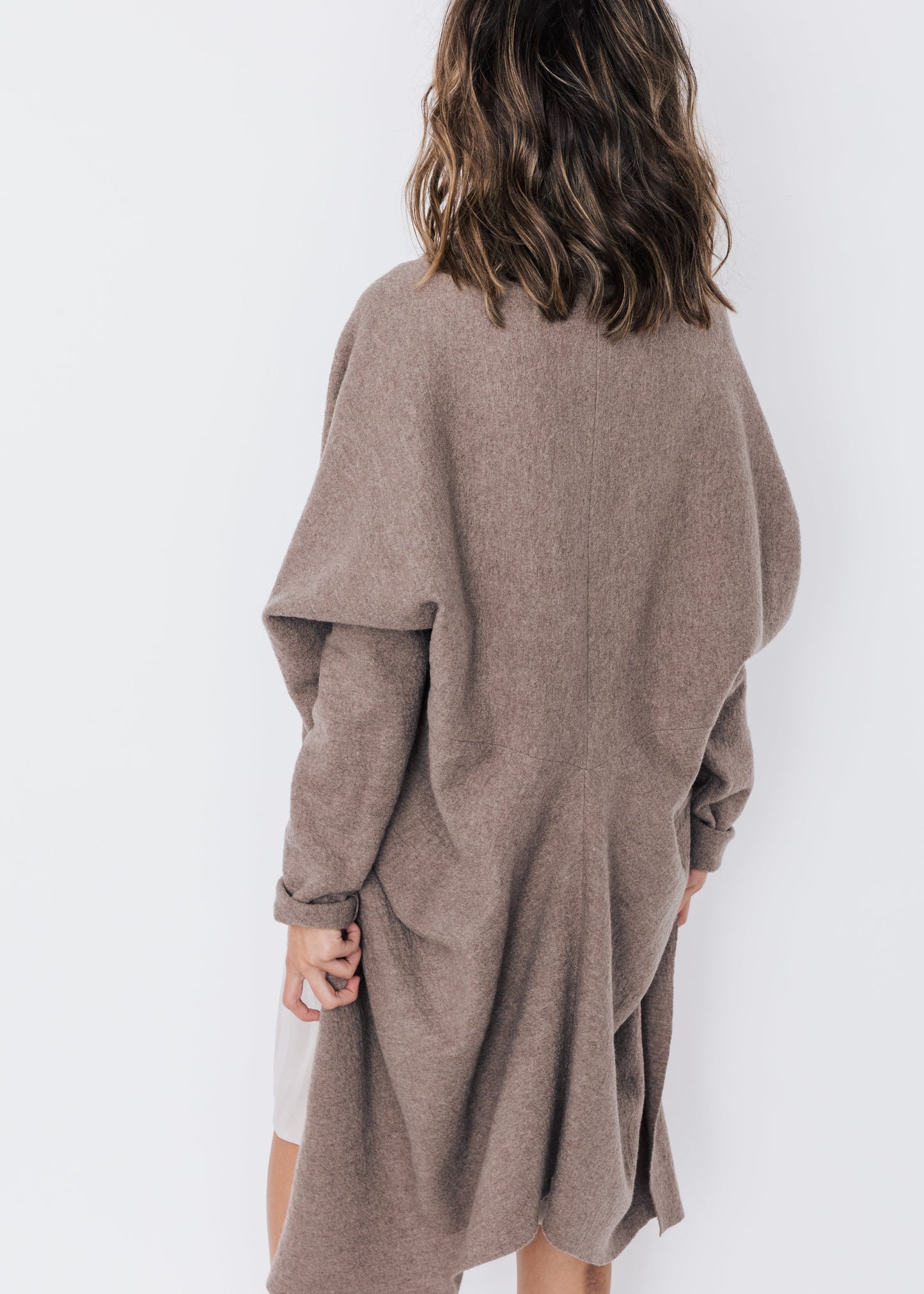 Wollcape AMBRA in Taupe von HE:IDI
