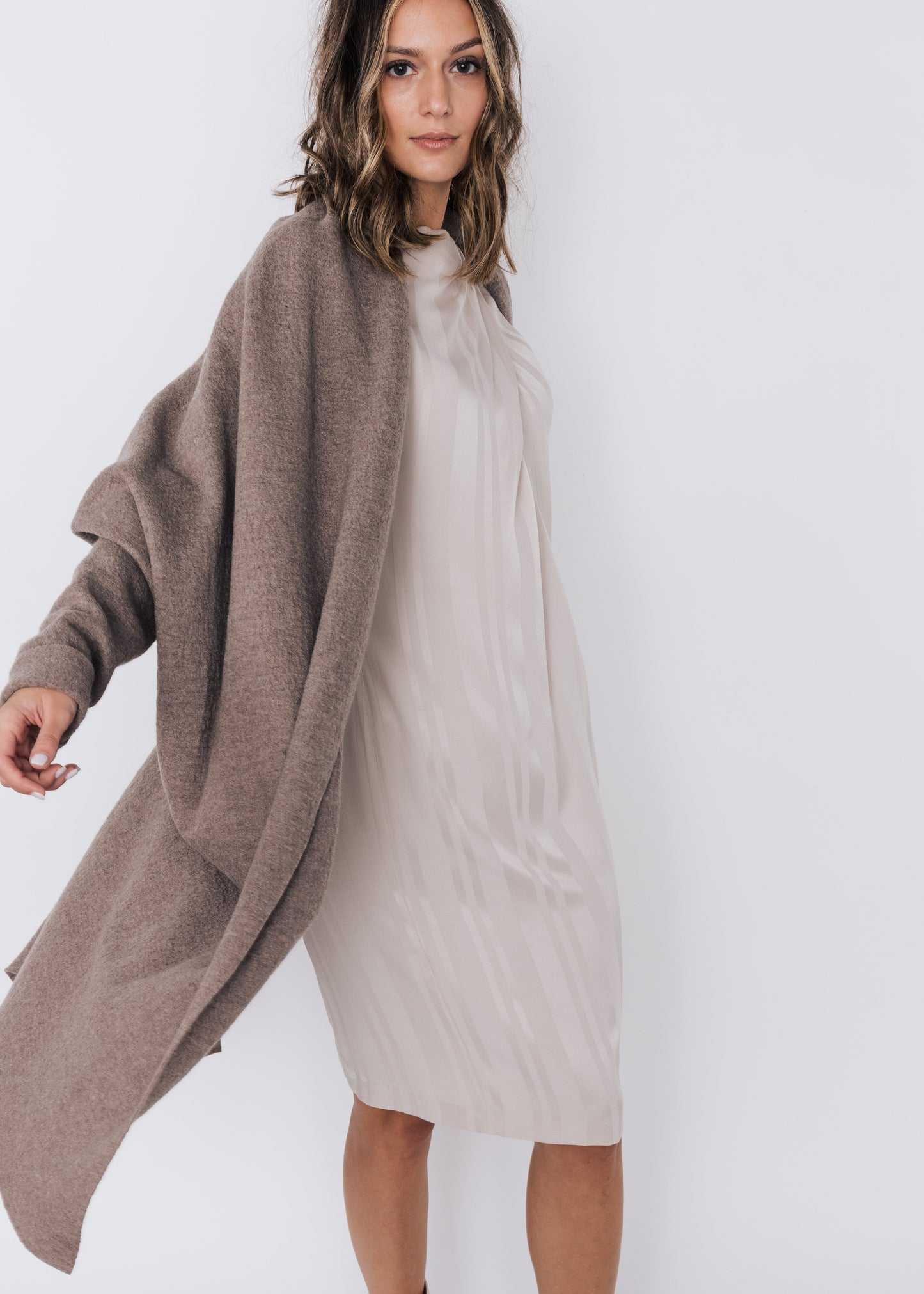 Wollcape AMBRA in Taupe von HE:IDI