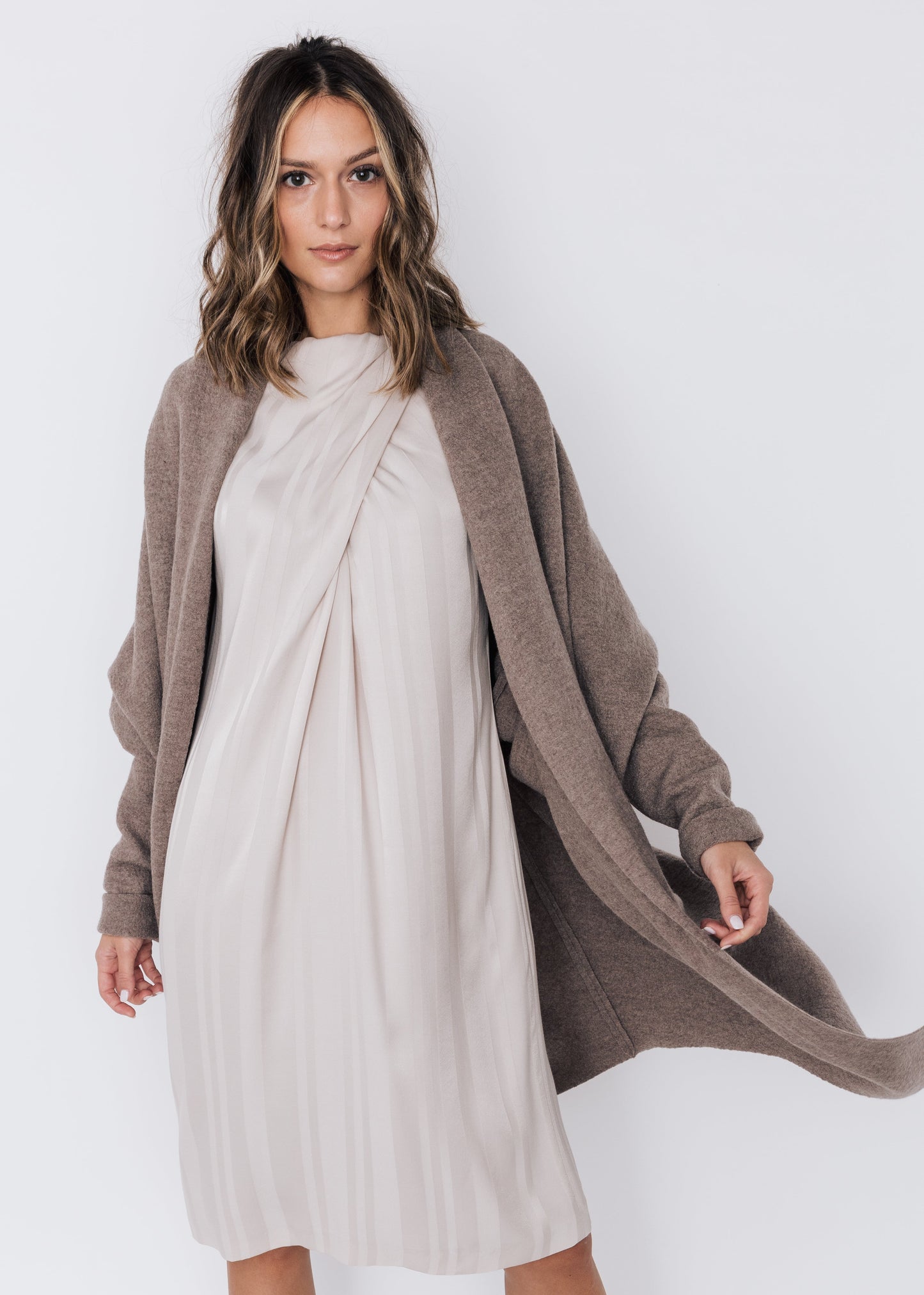 Wollcape AMBRA in Taupe von HE:IDI
