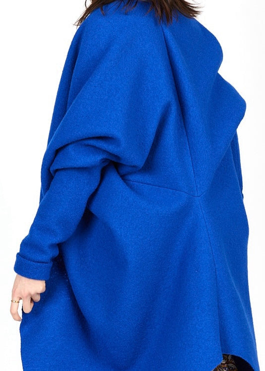 Wollcape AMBRA in Kobalt von HE:IDI