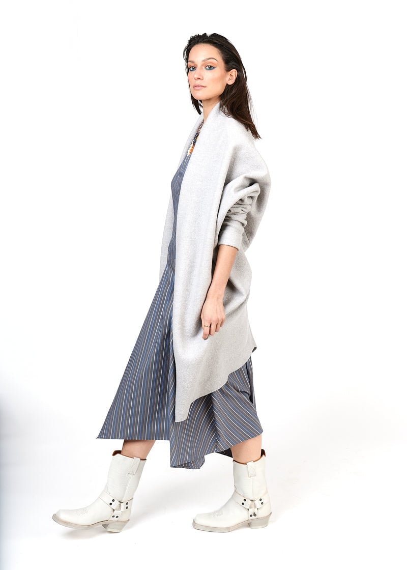 Wollcape AMBRA in Hellgrau von HE:IDI