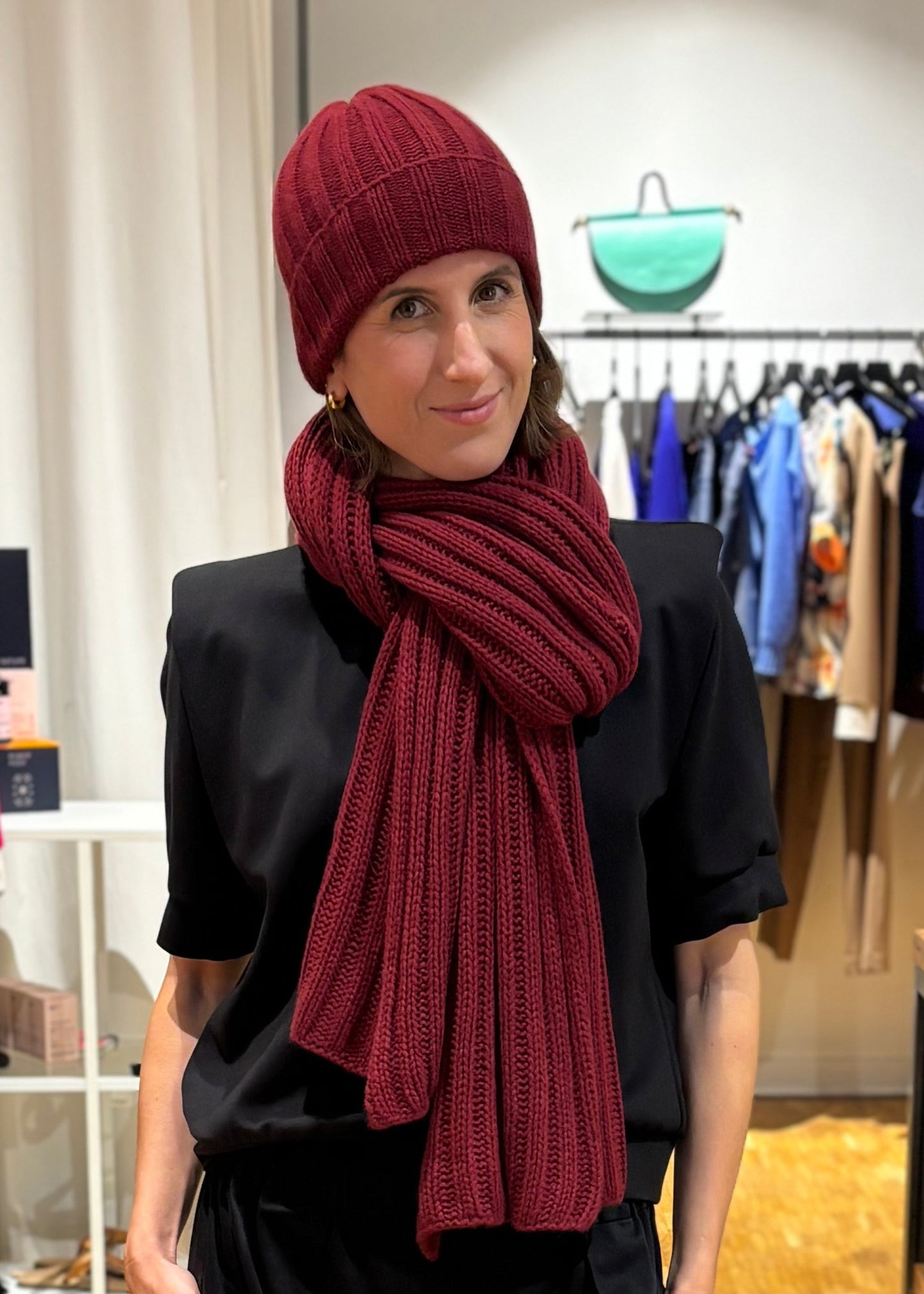 Kaschmir Rippenmütze in Weinrot von PETIT CALIN