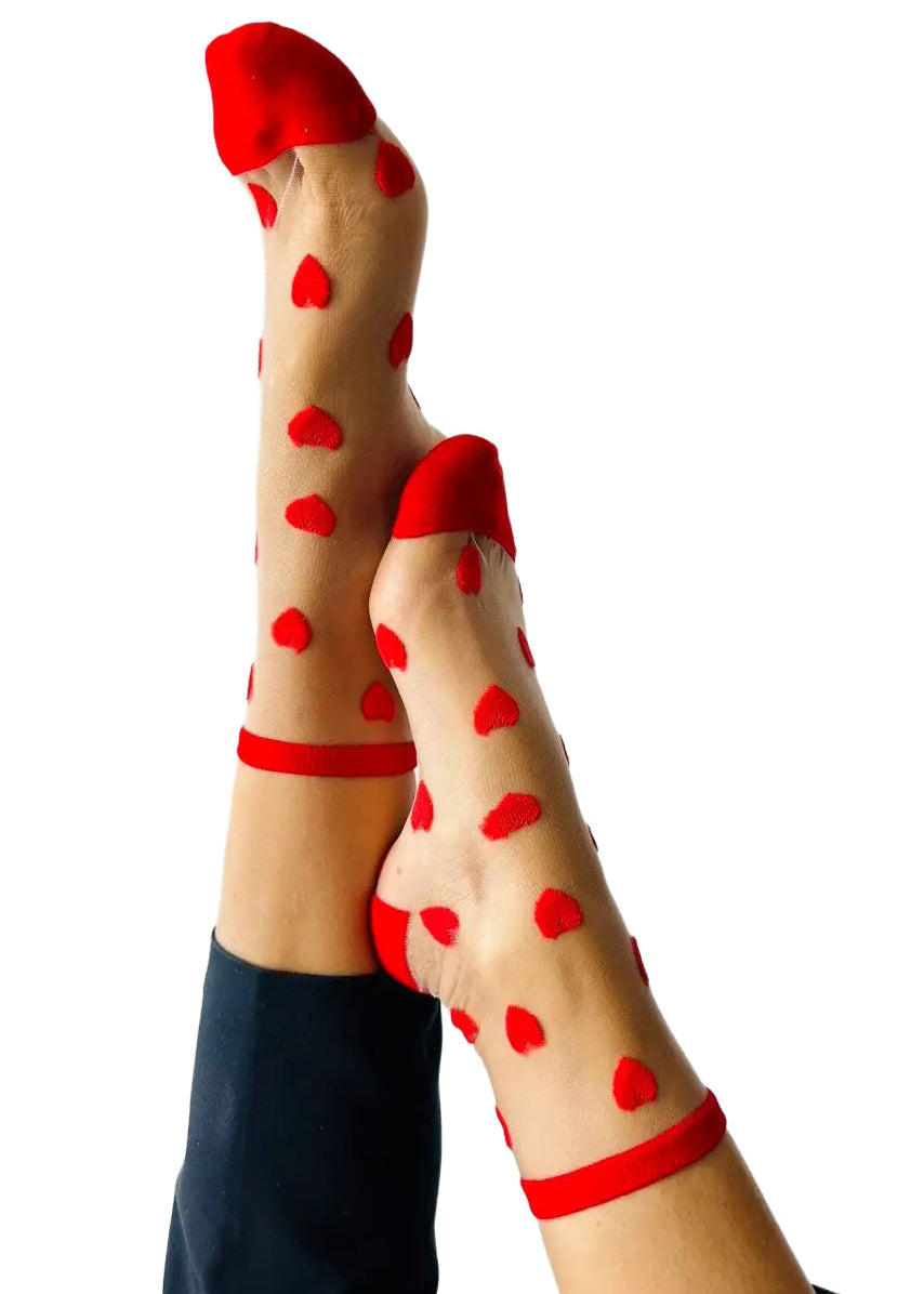 Transparente Socken mit roten Herzen
