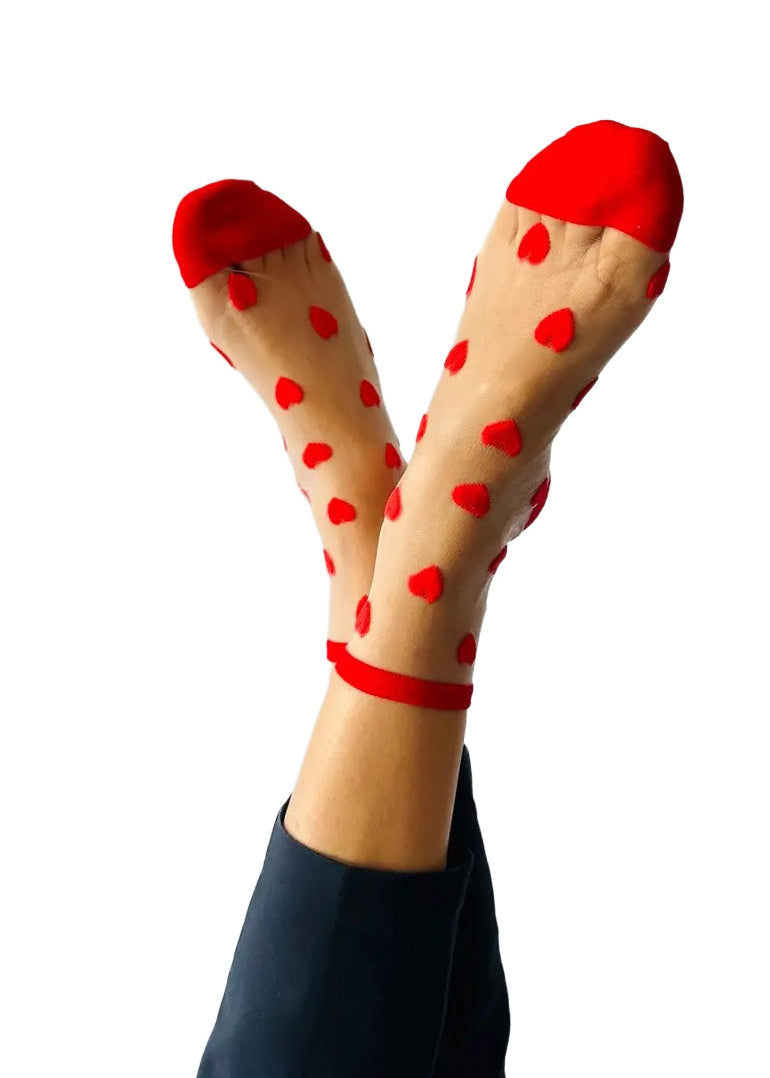 Transparente Socken mit roten Herzen