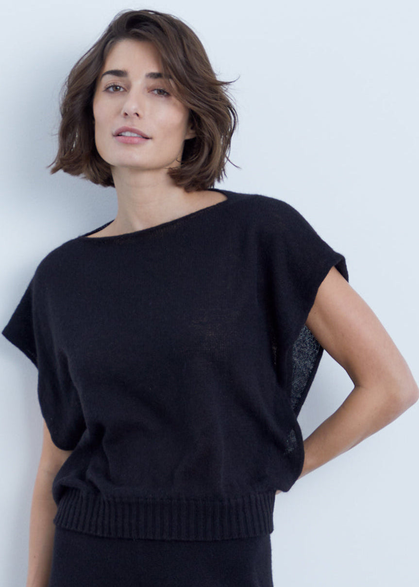 Slipover in Schwarz von PETIT CALIN