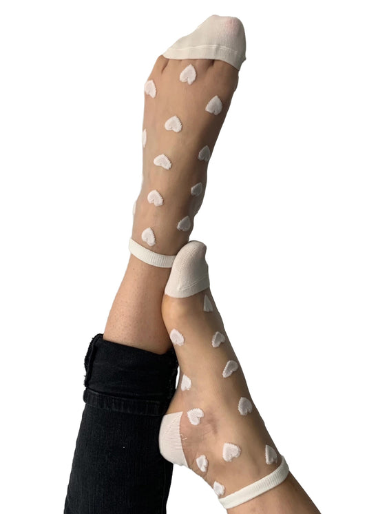 Transparente Socken mit weißen Herzen